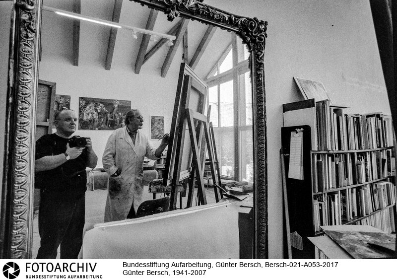 Bilder aus dem Privatarchiv Günter Bersch
(Bersch im Atelier des Malers Bernhard Heisig)<BR>Aufnahmedatum: 2000<BR>Material/Technik: Foto / s/w<BR>Signatur: Bersch-021-A053-2017<BR>