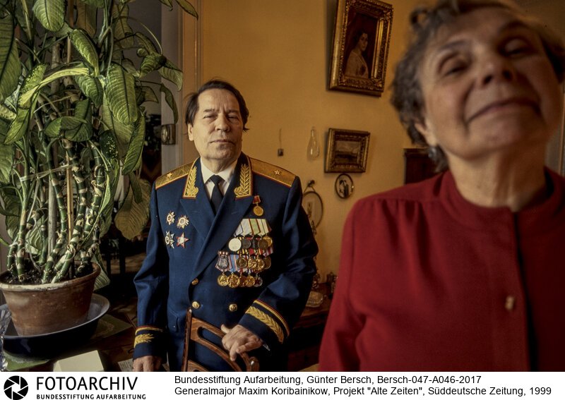 Bersch fühlte sich den Völkern der ehemaligen Sowjetunion verbunden, dabei interessierten ihn kulturelle Identität ebenso wie die Verwerfungen des Stalinismus und der Versuch, den Kommunismus abzuschütteln.<BR>Aufnahmedatum: 1999<BR>Material/Technik: Foto / Farbe<BR>Signatur: Bersch-047-A046-2017<BR>