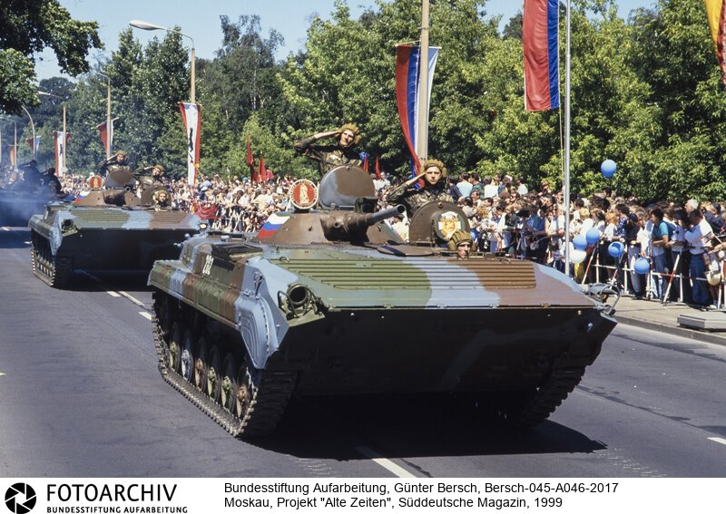 Bersch fühlte sich den Völkern der ehemaligen Sowjetunion verbunden, dabei Interessierte ihn kulturelle Idendität ebenso, wie die Verwerfungen des Stalinismus und der Versuch, den Kommunismus abzuschütteln<BR>Aufnahmedatum: 1999<BR>Material/Technik: Foto farbe<BR>Aufnahmeort: Moskau (Russland)<BR>Signatur: Bersch-045-A046-2017<BR>