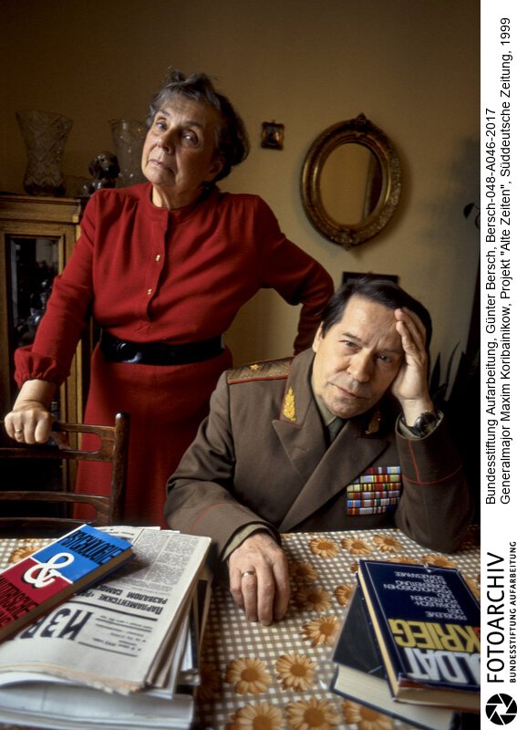 Bersch fühlte sich den Völkern der ehemaligen Sowjetunion verbunden, dabei interessierten ihn kulturelle Identität ebenso wie die Verwerfungen des Stalinismus und der Versuch, den Kommunismus abzuschütteln.<BR>Aufnahmedatum: 1999<BR>Material/Technik: Foto / Farbe<BR>Signatur: Bersch-048-A046-2017<BR>