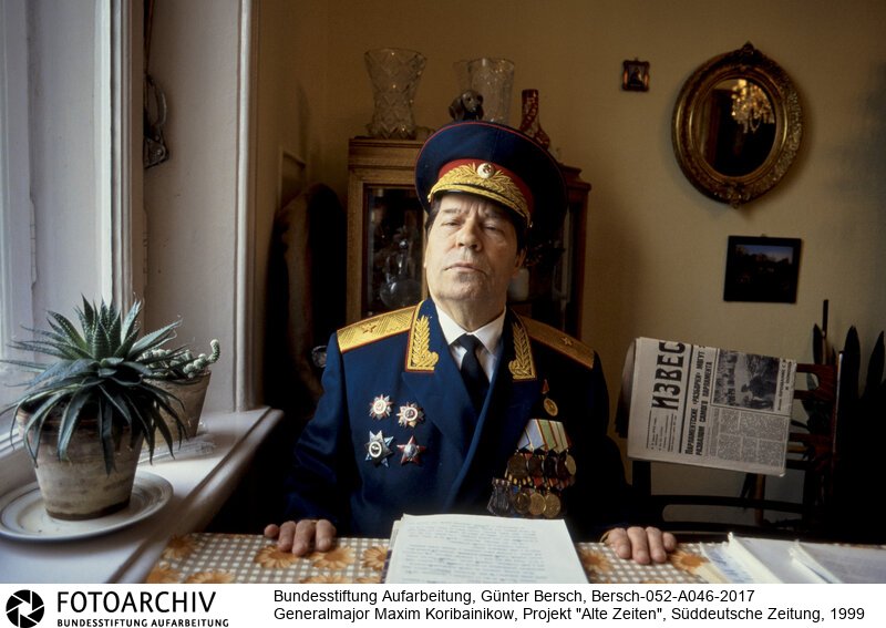 Bersch fühlte sich den Völkern der ehemaligen Sowjetunion verbunden, dabei interessierten ihn kulturelle Identität ebenso wie die Verwerfungen des Stalinismus und der Versuch, den Kommunismus abzuschütteln.<BR>Aufnahmedatum: 1999<BR>Material/Technik: Foto / Farbe<BR>Signatur: Bersch-052-A046-2017<BR>