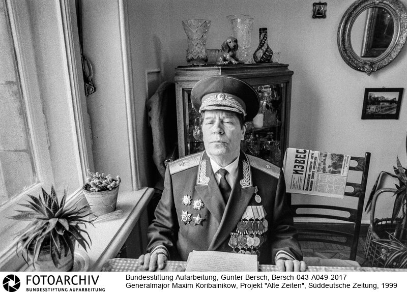 Bersch fühlte sich den Völkern der ehemaligen Sowjetunion verbunden, dabei interessierten ihn kulturelle Identität ebenso wie die Verwerfungen des Stalinismus und der Versuch, den Kommunismus abzuschütteln.<BR>Aufnahmedatum: 1999<BR>Material/Technik: Foto / s/w<BR>Signatur: Bersch-043-A049-2017<BR>