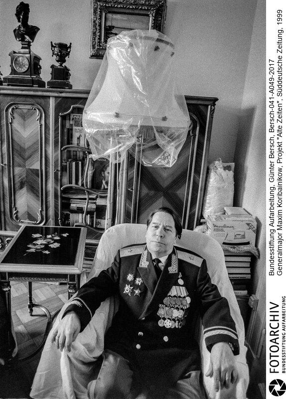 Bersch fühlte sich den Völkern der ehemaligen Sowjetunion verbunden, dabei interessierten ihn kulturelle Identität ebenso wie die Verwerfungen des Stalinismus und der Versuch, den Kommunismus abzuschütteln.<BR>Aufnahmedatum: 1999<BR>Material/Technik: Foto / s/w<BR>Signatur: Bersch-041-A049-2017<BR>