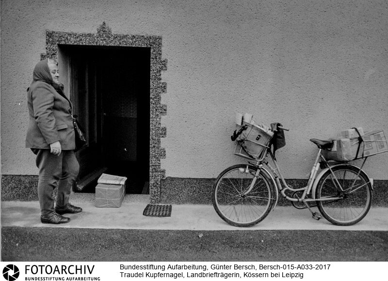 Aufnahme aus der Zeit Berschs 1980-1990 als Bildreporter beim Berliner Verlag, Redaktion "Für Dich"<BR>Aufnahmedatum: Mai 1983<BR>Material/Technik: Foto / s/w<BR>Aufnahmeort: Kössern (Sachsen), DDR (Deutschland)<BR>Signatur: Bersch-015-A033-2017<BR>