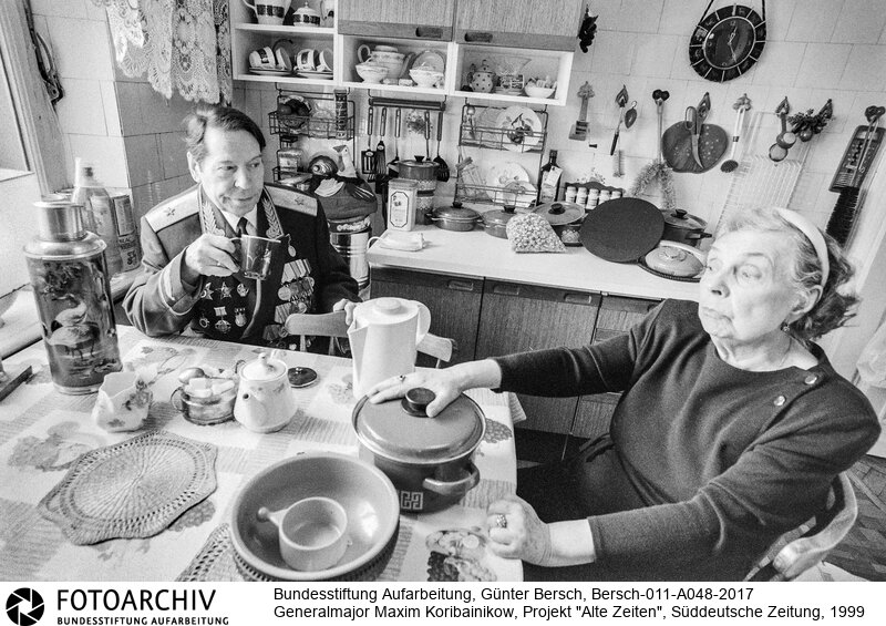 Bersch fühlte sich den Völkern der ehemaligen Sowjetunion verbunden, dabei interessierten ihn kulturelle Identität ebenso wie die Verwerfungen des Stalinismus und der Versuch, den Kommunismus abzuschütteln.<BR>Aufnahmedatum: 1999<BR>Material/Technik: Foto / s/w<BR>Signatur: Bersch-011-A048-2017<BR>