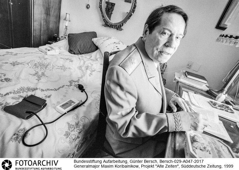 Bersch fühlte sich den Völkern der ehemaligen Sowjetunion verbunden, dabei interessierten ihn kulturelle Identität ebenso wie die Verwerfungen des Stalinismus und der Versuch, den Kommunismus abzuschütteln.<BR>Aufnahmedatum: 1999<BR>Material/Technik: Foto / s/w<BR>Signatur: Bersch-029-A047-2017<BR>