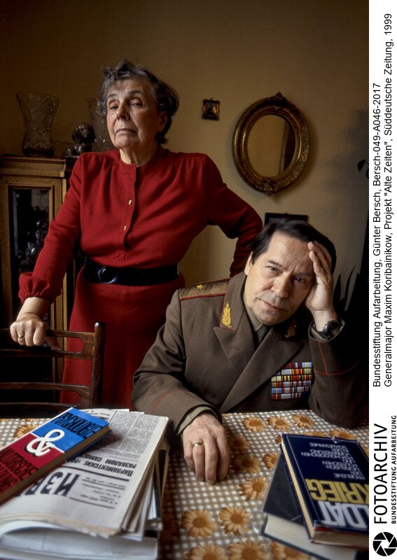 Bersch fühlte sich den Völkern der ehemaligen Sowjetunion verbunden, dabei interessierten ihn kulturelle Identität ebenso wie die Verwerfungen des Stalinismus und der Versuch, den Kommunismus abzuschütteln.<BR>Aufnahmedatum: 1999<BR>Material/Technik: Foto / Farbe<BR>Signatur: Bersch-049-A046-2017<BR>