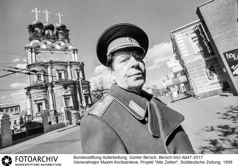 Bersch fühlte sich den Völkern der ehemaligen Sowjetunion verbunden, dabei interessierten ihn kulturelle Identität ebenso wie die Verwerfungen des Stalinismus und der Versuch, den Kommunismus abzuschütteln.<BR>Aufnahmedatum: 1999<BR>Material/Technik: Foto / s/w<BR>Aufnahmeort: <BR>Signatur: Bersch-042-A047-2017<BR>