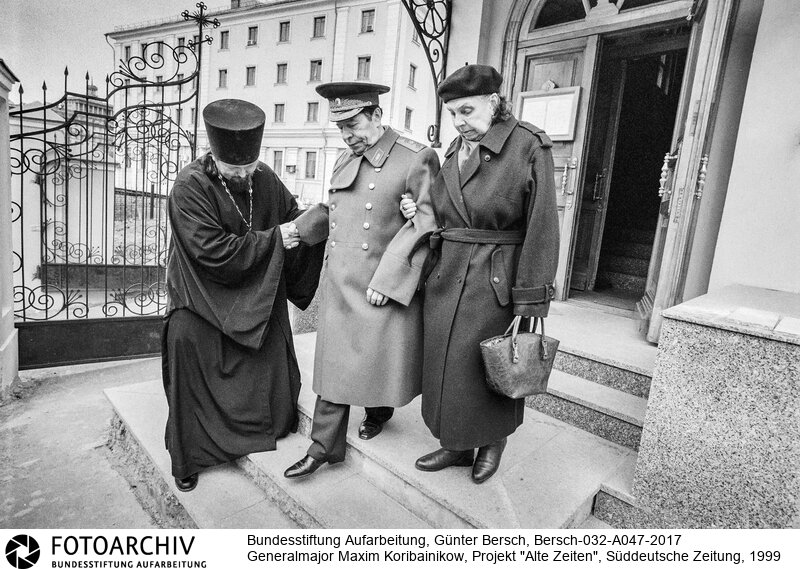 Bersch fühlte sich den Völkern der ehemaligen Sowjetunion verbunden, dabei interessierten ihn kulturelle Identität ebenso wie die Verwerfungen des Stalinismus und der Versuch, den Kommunismus abzuschütteln.<BR>Aufnahmedatum: 1999<BR>Material/Technik: Foto / s/w<BR>Signatur: Bersch-032-A047-2017<BR>
