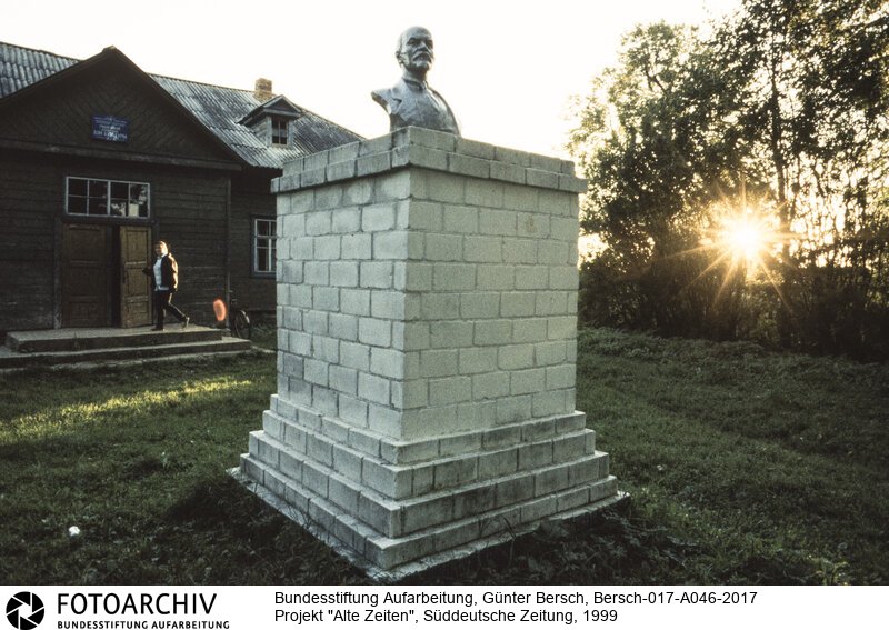 Bersch fühlte sich den Völkern der ehemaligen Sowjetunion verbunden, dabei Interessierte ihn kulturelle Idendität ebenso, wie die Verwerfungen des Stalinismus und der Versuch, den Kommunismus abzuschütteln<BR>Material/Technik: Foto farbe<BR>Signatur: Bersch-017-A046-2017<BR>