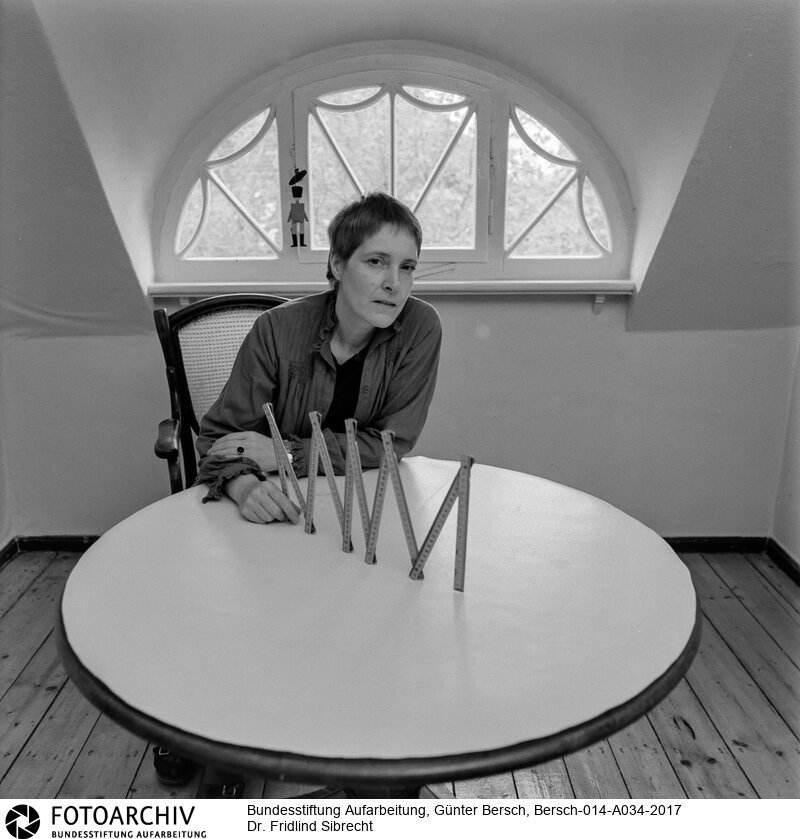 Spielzeuggestalterin<BR>Aufnahmedatum: 1982<BR>Material/Technik: Foto / s/w<BR>Aufnahmeort: Halle (Saale), Sachsen - Anhalt, DDR (Deutschland)<BR>Signatur: Bersch-014-A034-2017<BR>