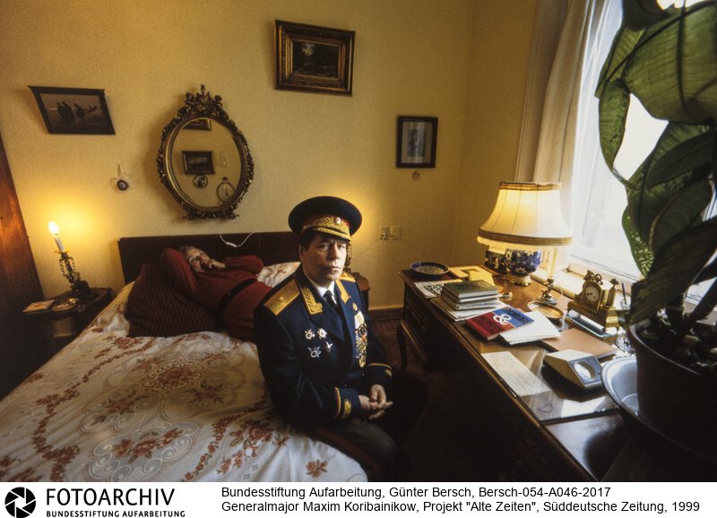 Bersch fühlte sich den Völkern der ehemaligen Sowjetunion verbunden, dabei interessierten ihn kulturelle Identität ebenso wie die Verwerfungen des Stalinismus und der Versuch, den Kommunismus abzuschütteln.<BR>Aufnahmedatum: 1999<BR>Material/Technik: Foto / Farbe<BR>Signatur: Bersch-054-A046-2017<BR>