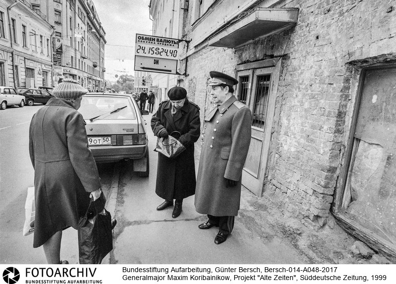 Bersch fühlte sich den Völkern der ehemaligen Sowjetunion verbunden, dabei interessierten ihn kulturelle Identität ebenso wie die Verwerfungen des Stalinismus und der Versuch, den Kommunismus abzuschütteln.<BR>Aufnahmedatum: 1999<BR>Material/Technik: Foto / s/w<BR>Signatur: Bersch-014-A048-2017<BR>