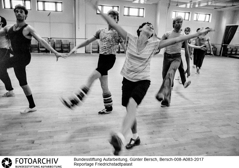 Kristina Merkel, Solotänzerin, Bühne und Garderobe<BR>Aufnahmedatum: 1984<BR>Material/Technik: Foto / s/w<BR>Aufnahmeort: Ostberlin (Berlin), DDR (Deutschland)<BR>Signatur: Bersch-008-A083-2017<BR>