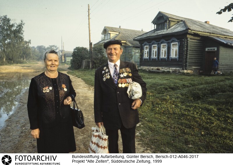 Bersch fühlte sich den Völkern der ehemaligen Sowjetunion verbunden, dabei Interessierte ihn kulturelle Idendität ebenso, wie die Verwerfungen des Stalinismus und der Versuch, den Kommunismus abzuschütteln<BR>Material/Technik: Foto farbe<BR>Signatur: Bersch-012-A046-2017<BR>