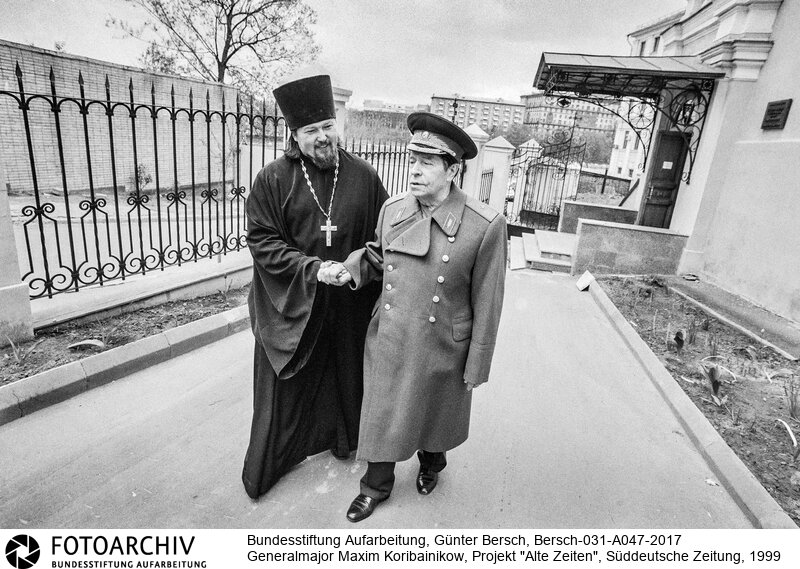 Bersch fühlte sich den Völkern der ehemaligen Sowjetunion verbunden, dabei interessierten ihn kulturelle Identität ebenso wie die Verwerfungen des Stalinismus und der Versuch, den Kommunismus abzuschütteln.<BR>Aufnahmedatum: 1999<BR>Material/Technik: Foto / s/w<BR>Signatur: Bersch-031-A047-2017<BR>