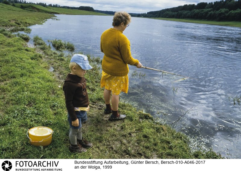 Bersch fühlte sich den Völkern der ehemaligen Sowjetunion verbunden, dabei interessierten ihn kulturelle Identität ebenso wie die Verwerfungen des Stalinismus und der Versuch, den Kommunismus abzuschütteln.<BR>Aufnahmedatum: 1999<BR>Material/Technik: Foto / Farbe<BR>Aufnahmeort: vermutlich Rodnja, Wolga, Russland<BR>Signatur: Bersch-010-A046-2017<BR>