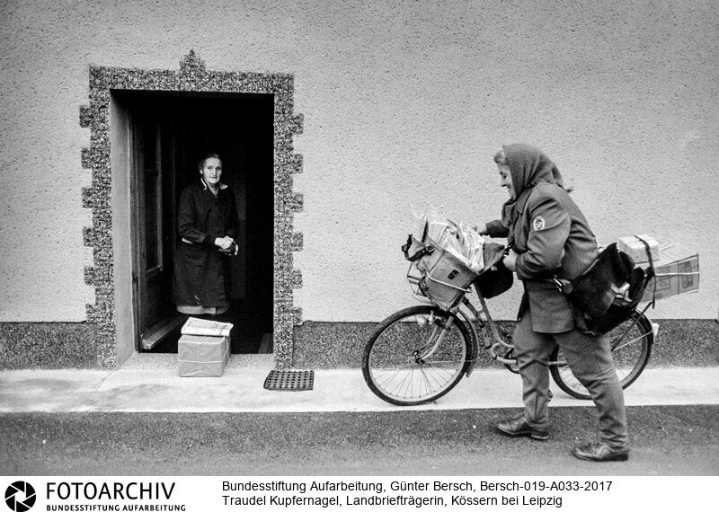 Aufnahme aus der Zeit Berschs 1980-1990 als Bildreporter beim Berliner Verlag, Redaktion "Für Dich"<BR>Aufnahmedatum: Mai 1983<BR>Material/Technik: Foto / s/w<BR>Aufnahmeort: Kössern (Sachsen), DDR (Deutschland)<BR>Signatur: Bersch-019-A033-2017<BR>