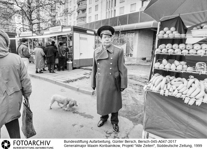 Bersch fühlte sich den Völkern der ehemaligen Sowjetunion verbunden, dabei interessierten ihn kulturelle Identität ebenso wie die Verwerfungen des Stalinismus und der Versuch, den Kommunismus abzuschütteln.<BR>Aufnahmedatum: 1999<BR>Material/Technik: Foto / s/w<BR>Signatur: Bersch-045-A047-2017<BR>