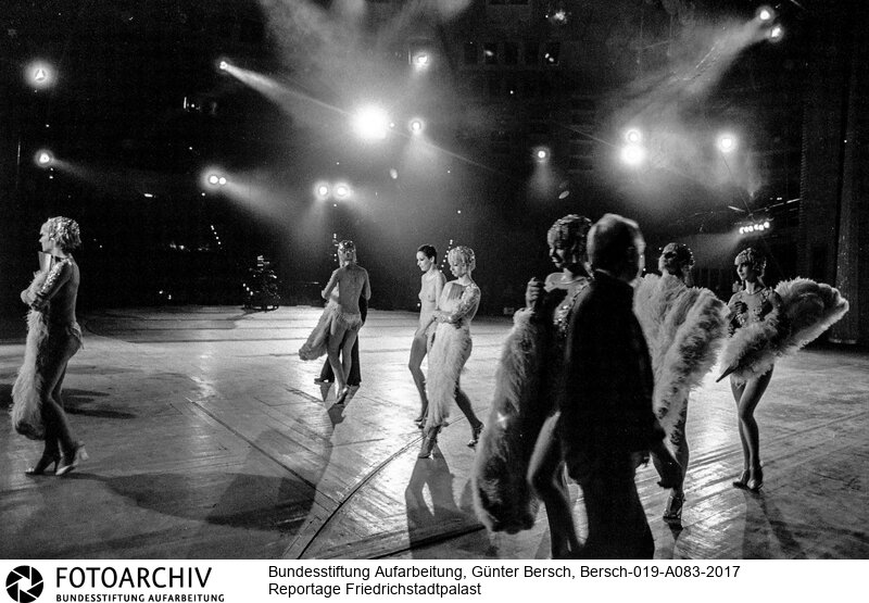 Kristina Merkel, Solotänzerin, Bühne und Garderobe<BR>Aufnahmedatum: 1984<BR>Material/Technik: Foto / s/w<BR>Aufnahmeort: Ostberlin (Berlin), DDR (Deutschland)<BR>Signatur: Bersch-019-A083-2017<BR>