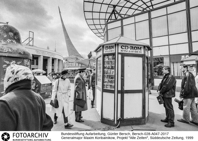 Bersch fühlte sich den Völkern der ehemaligen Sowjetunion verbunden, dabei interessierten ihn kulturelle Identität ebenso wie die Verwerfungen des Stalinismus und der Versuch, den Kommunismus abzuschütteln.<BR>Aufnahmedatum: 1999<BR>Material/Technik: Foto / s/w<BR>Signatur: Bersch-028-A047-2017<BR>