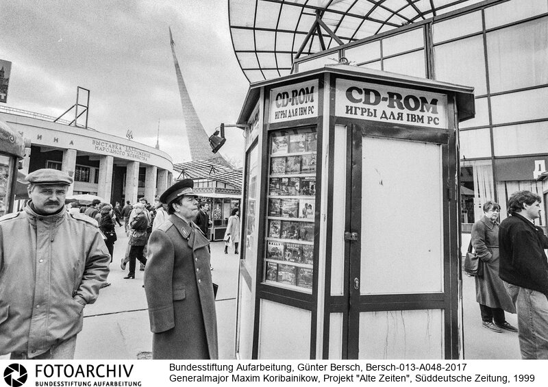Bersch fühlte sich den Völkern der ehemaligen Sowjetunion verbunden, dabei interessierten ihn kulturelle Identität ebenso wie die Verwerfungen des Stalinismus und der Versuch, den Kommunismus abzuschütteln.<BR>Aufnahmedatum: 1999<BR>Material/Technik: Foto / s/w<BR>Signatur: Bersch-013-A048-2017<BR>