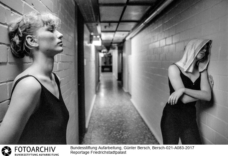 Kristina Merkel, Solotänzerin, Bühne und Garderobe<BR>Aufnahmedatum: 1984<BR>Material/Technik: Foto / s/w<BR>Aufnahmeort: Ostberlin (Berlin), DDR (Deutschland)<BR>Signatur: Bersch-021-A083-2017<BR>