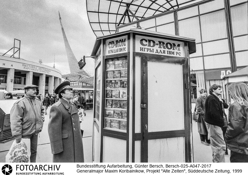 Bersch fühlte sich den Völkern der ehemaligen Sowjetunion verbunden, dabei interessierten ihn kulturelle Identität ebenso wie die Verwerfungen des Stalinismus und der Versuch, den Kommunismus abzuschütteln.<BR>Aufnahmedatum: 1999<BR>Material/Technik: Foto / s/w<BR>Signatur: Bersch-025-A047-2017<BR>