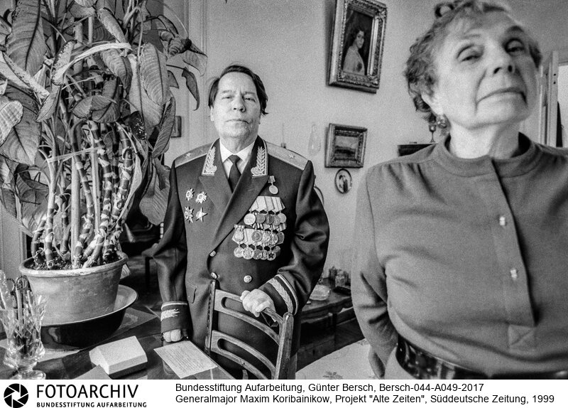 Bersch fühlte sich den Völkern der ehemaligen Sowjetunion verbunden, dabei interessierten ihn kulturelle Identität ebenso wie die Verwerfungen des Stalinismus und der Versuch, den Kommunismus abzuschütteln.<BR>Aufnahmedatum: 1999<BR>Material/Technik: Foto / s/w<BR>Signatur: Bersch-044-A049-2017<BR>