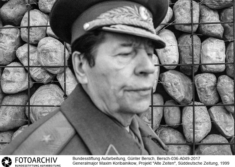 Bersch fühlte sich den Völkern der ehemaligen Sowjetunion verbunden, dabei interessierten ihn kulturelle Identität ebenso wie die Verwerfungen des Stalinismus und der Versuch, den Kommunismus abzuschütteln.<BR>Aufnahmedatum: 1999<BR>Material/Technik: Foto / s/w<BR>Signatur: Bersch-036-A049-2017<BR>