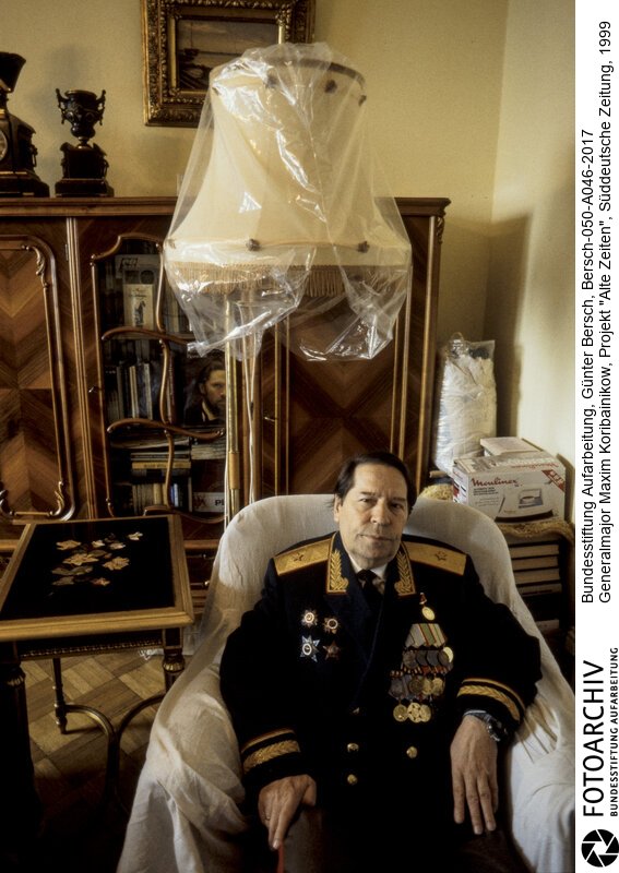 Bersch fühlte sich den Völkern der ehemaligen Sowjetunion verbunden, dabei interessierten ihn kulturelle Identität ebenso wie die Verwerfungen des Stalinismus und der Versuch, den Kommunismus abzuschütteln.<BR>Aufnahmedatum: 1999<BR>Material/Technik: Foto / Farbe<BR>Signatur: Bersch-050-A046-2017<BR>