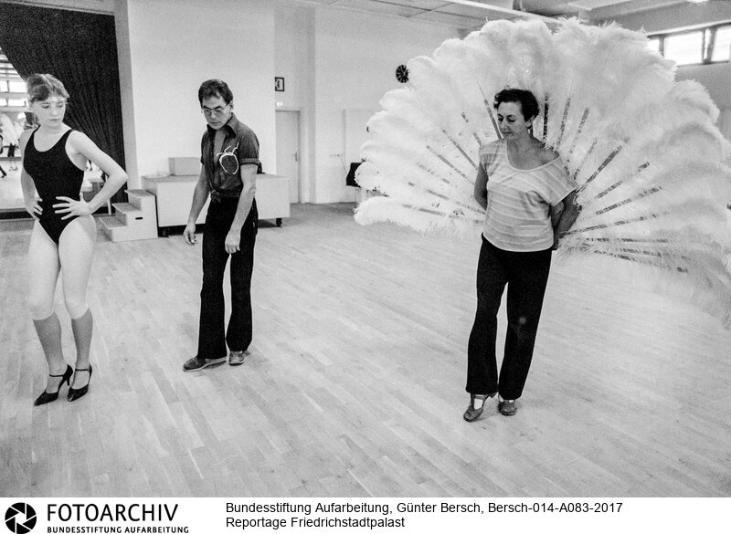 Kristina Merkel, Solotänzerin, Bühne und Garderobe<BR>Aufnahmedatum: 1984<BR>Material/Technik: Foto / s/w<BR>Aufnahmeort: Ostberlin (Berlin), DDR (Deutschland)<BR>Signatur: Bersch-014-A083-2017<BR>