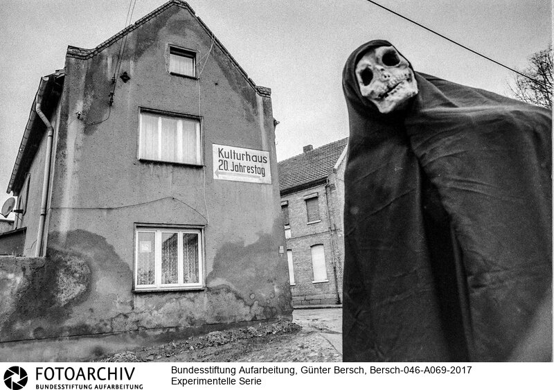 Experimentelle Fotografie und Reportage, Nachwende, Ostdeutschland, Niederröblingen, Halle, Sangerhausen, Helbra, Kreisfeld<BR>Aufnahmedatum: 1992<BR>Material/Technik: Foto / s/w<BR>Aufnahmeort: Mansfelder Land (Sachsen-Anhalt), Deutschland<BR>Signatur: Bersch-046-A069-2017<BR>