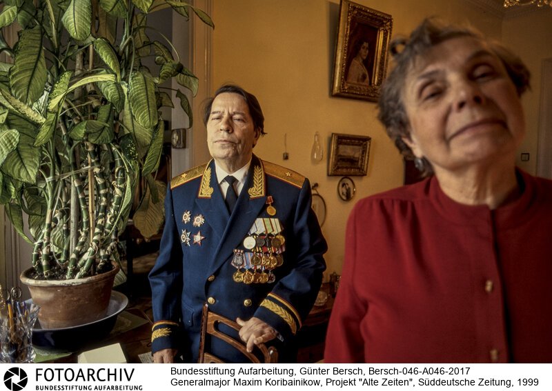 Bersch fühlte sich den Völkern der ehemaligen Sowjetunion verbunden, dabei interessierten ihn kulturelle Identität ebenso wie die Verwerfungen des Stalinismus und der Versuch, den Kommunismus abzuschütteln.<BR>Aufnahmedatum: 1999<BR>Material/Technik: Foto / Farbe<BR>Signatur: Bersch-046-A046-2017<BR>