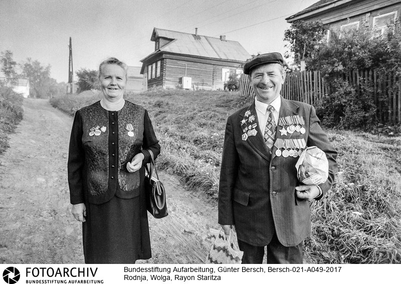 Reportage über Rodnja, 400 EW, Region Wolga, Glasnost am Beispiel von Parteisekretär des Rayons Staritza, Oleg Pljotnow: 3 Klassen-Schule, Dorfladen, Kolchos, Poststelle, Sanitätszimmer, Kindergarten, Klubbaracke<BR>Aufnahmedatum: 1988<BR>Material/Technik: Foto / s/w<BR>Aufnahmeort: Rodnja, Wolga, UdSSR (Russland)<BR>Signatur: Bersch-021-A049-2017<BR>