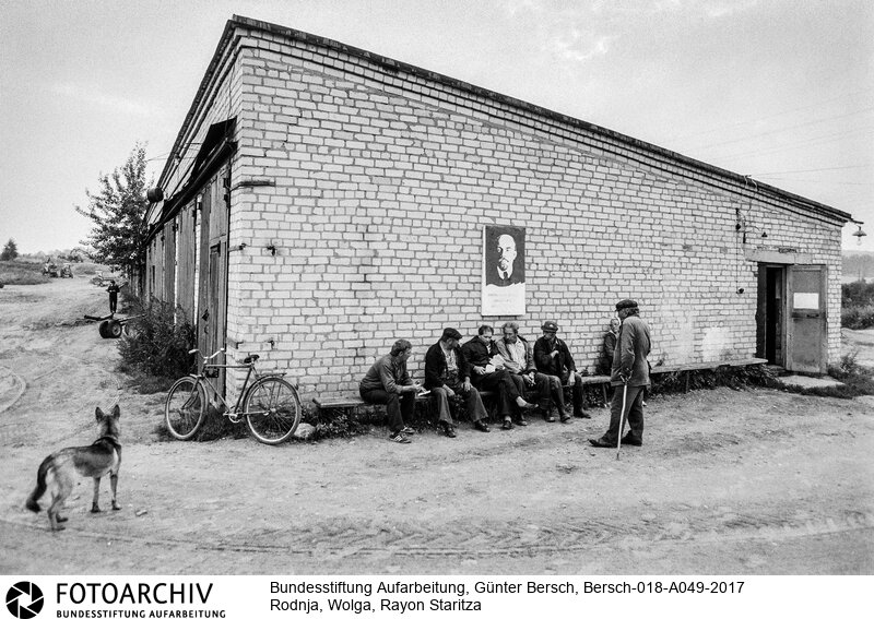 Reportage über Rodnja, 400 EW, Region Wolga, Glasnost am Beispiel von Parteisekretär des Rayons Staritza, Oleg Pljotnow: 3 Klassen-Schule, Dorfladen, Kolchos, Poststelle, Sanitätszimmer, Kindergarten, Klubbaracke<BR>Aufnahmedatum: 1988<BR>Material/Technik: Foto / s/w<BR>Aufnahmeort: Rodnja, Wolga, UdSSR (Russland)<BR>Signatur: Bersch-018-A049-2017<BR>