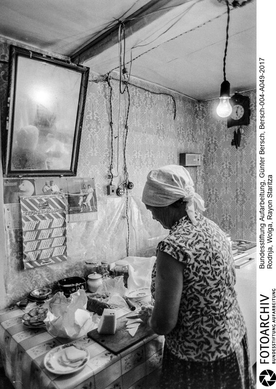 Reportage über Rodnja, 400 EW, Region Wolga, Glasnost am Beispiel von Parteisekretär des Rayons Staritza, Oleg Pljotnow: 3 Klassen-Schule, Dorfladen, Kolchos, Poststelle, Sanitätszimmer, Kindergarten, Klubbaracke<BR>Aufnahmedatum: 1988<BR>Material/Technik: Foto / s/w<BR>Aufnahmeort: Rodnja, Wolga, UdSSR (Russland)<BR>Signatur: Bersch-004-A049-2017<BR>