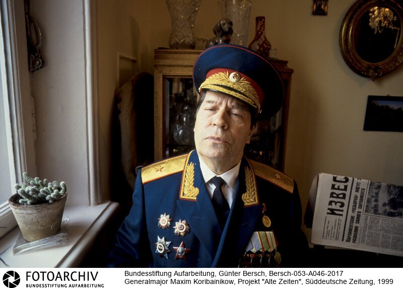 Bersch fühlte sich den Völkern der ehemaligen Sowjetunion verbunden, dabei interessierten ihn kulturelle Identität ebenso wie die Verwerfungen des Stalinismus und der Versuch, den Kommunismus abzuschütteln.<BR>Aufnahmedatum: 1999<BR>Material/Technik: Foto / Farbe<BR>Signatur: Bersch-053-A046-2017<BR>