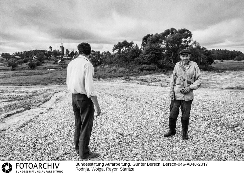 Reportage über Rodnja, 400 EW, Region Wolga, Glasnost am Beispiel von Parteisekretär des Rayons Staritza, Oleg Pljotnow: 3 Klassen-Schule, Dorfladen, Kolchos, Poststelle, Sanitätszimmer, Kindergarten, Klubbaracke<BR>Aufnahmedatum: 1988<BR>Material/Technik: Foto / s/w<BR>Aufnahmeort: Rodnja, Wolga, UdSSR (Russland)<BR>Signatur: Bersch-046-A048-2017<BR>
