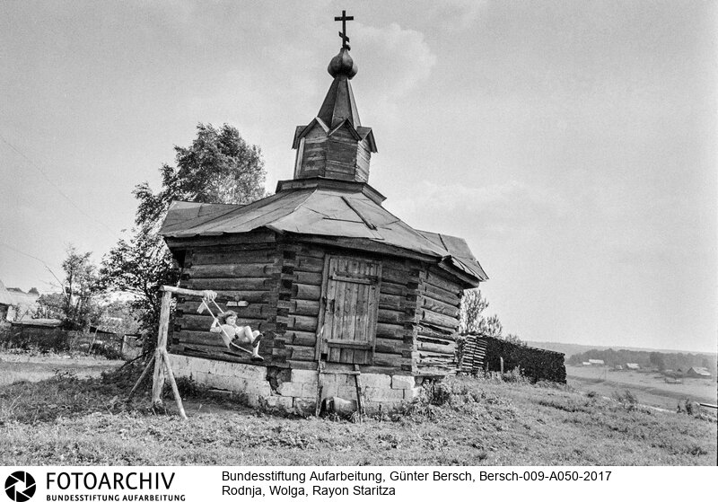 Reportage über Rodnja, 400 EW, Region Wolga, Glasnost am Beispiel von Parteisekretär des Rayons Staritza, Oleg Pljotnow: 3 Klassen-Schule, Dorfladen, Kolchos, Poststelle, Sanitätszimmer, Kindergarten, Klubbaracke<BR>Aufnahmedatum: 1988<BR>Material/Technik: Foto / s/w<BR>Aufnahmeort: Rodnja, Wolga, UdSSR (Russland)<BR>Signatur: Bersch-009-A050-2017<BR>