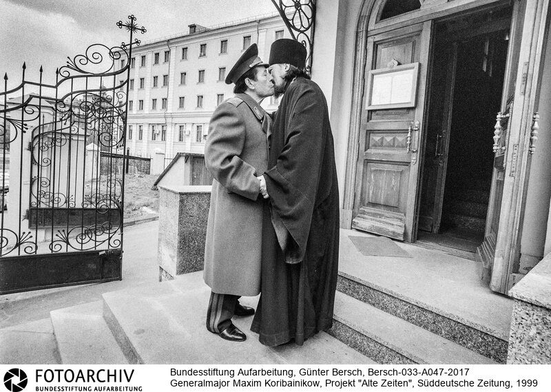 Bersch fühlte sich den Völkern der ehemaligen Sowjetunion verbunden, dabei interessierten ihn kulturelle Identität ebenso wie die Verwerfungen des Stalinismus und der Versuch, den Kommunismus abzuschütteln.<BR>Aufnahmedatum: 1999<BR>Material/Technik: Foto / s/w<BR>Signatur: Bersch-033-A047-2017<BR>