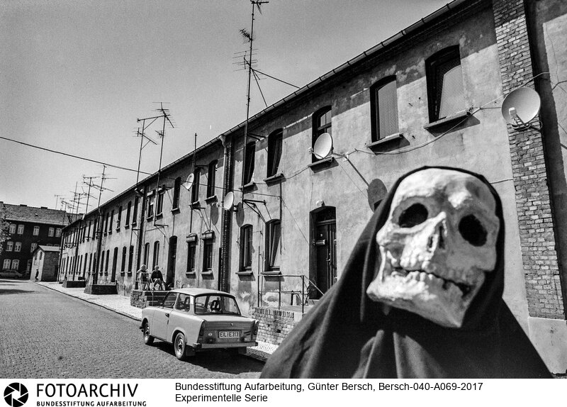 Experimentelle Fotografie und Reportage, Nachwende, Ostdeutschland, Niederröblingen, Halle, Sangerhausen, Helbra, Kreisfeld
(Anm. BPK: Hinter der Maske steckt der mit Bersch befreundete Fotograf Ulrich Burchert)<BR>Aufnahmedatum: 1992<BR>Material/Technik: Foto / s/w<BR>Aufnahmeort: Mansfelder Land (Sachsen-Anhalt), Deutschland<BR>Signatur: Bersch-040-A069-2017<BR>