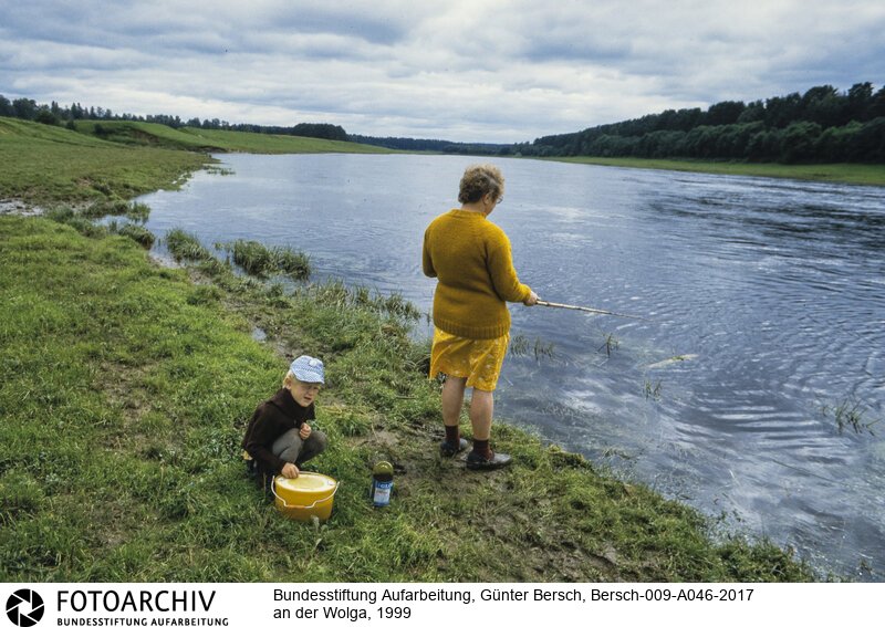 Bersch fühlte sich den Völkern der ehemaligen Sowjetunion verbunden, dabei interessierten ihn kulturelle Identität ebenso wie die Verwerfungen des Stalinismus und der Versuch, den Kommunismus abzuschütteln.<BR>Aufnahmedatum: 1999<BR>Material/Technik: Foto / Farbe<BR>Aufnahmeort: vermutlich Rodnja, Wolga, Russland<BR>Signatur: Bersch-009-A046-2017<BR>