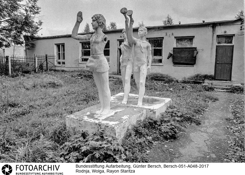 Reportage über Rodnja, 400 EW, Region Wolga, Glasnost am Beispiel von Parteisekretär des Rayons Staritza, Oleg Pljotnow: 3 Klassen-Schule, Dorfladen, Kolchos, Poststelle, Sanitätszimmer, Kindergarten, Klubbaracke<BR>Aufnahmedatum: 1988<BR>Material/Technik: Foto / s/w<BR>Aufnahmeort: Rodnja, Wolga, UdSSR (Russland)<BR>Signatur: Bersch-051-A048-2017<BR>