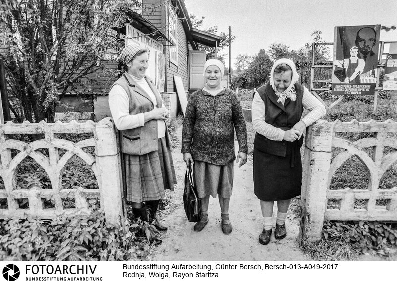 Reportage über Rodnja, 400 EW, Region Wolga, Glasnost am Beispiel von Parteisekretär des Rayons Staritza, Oleg Pljotnow: 3 Klassen-Schule, Dorfladen, Kolchos, Poststelle, Sanitätszimmer, Kindergarten, Klubbaracke<BR>Aufnahmedatum: 1988<BR>Material/Technik: Foto / s/w<BR>Aufnahmeort: Rodnja, Wolga, UdSSR (Russland)<BR>Signatur: Bersch-013-A049-2017<BR>