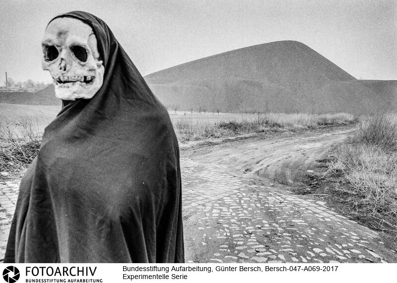 Experimentelle Fotografie und Reportage, Nachwende, Ostdeutschland, Niederröblingen, Halle, Sangerhausen, Helbra, Kreisfeld
(Anm. BPK: Hinter der Maske steckt der mit Bersch befreundete Fotograf Ulrich Burchert)<BR>Aufnahmedatum: 1992<BR>Material/Technik: Foto / s/w<BR>Aufnahmeort: Mansfelder Land (Sachsen-Anhalt), Deutschland<BR>Signatur: Bersch-047-A069-2017<BR>