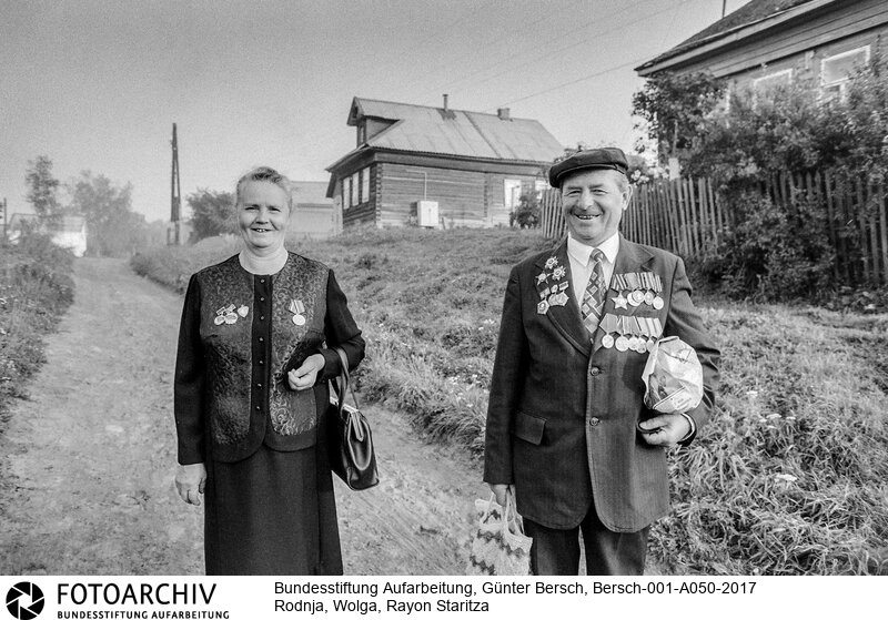 Reportage über Rodnja, 400 EW, Region Wolga, Glasnost am Beispiel von Parteisekretär des Rayons Staritza, Oleg Pljotnow: 3 Klassen-Schule, Dorfladen, Kolchos, Poststelle, Sanitätszimmer, Kindergarten, Klubbaracke<BR>Aufnahmedatum: 1988<BR>Material/Technik: Foto / s/w<BR>Aufnahmeort: Rodnja, Wolga, UdSSR (Russland)<BR>Signatur: Bersch-001-A050-2017<BR>