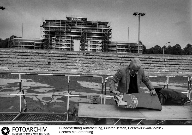 Berlin im Umbruch, 1989 - 1995, Stadtbeobachtungen<BR>Aufnahmedatum: 1989-1990<BR>Material/Technik: Foto / s/w<BR>Aufnahmeort: Berlin, Deutschland<BR>Signatur: Bersch-035-A072-2017<BR>