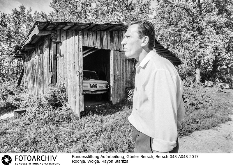 Reportage über Rodnja, 400 EW, Region Wolga, Glasnost am Beispiel von Parteisekretär des Rayons Staritza, Oleg Pljotnow: 3 Klassen-Scvhule, Dorfladen, Kolchos, Poststelle, Sanitätszimmer, Kindergarten, Klubbaracke<BR>Aufnahmedatum: 1988<BR>Material/Technik: Foto / s/w<BR>Aufnahmeort: Rodnja, Wolga, UdSSR (Russland)<BR>Signatur: Bersch-048-A048-2017<BR>