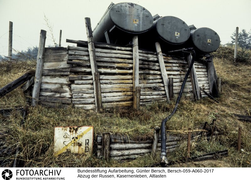 Auftrag Zeit-Magazin, 1993, Arbeitstitel: Die tote Armee. Standorte nicht mehr zuzuordnen: Werneuchen, Hillersleben, Berlin, Potsdam, Jüterbog, Löbau,Bernau, Drögen, Elstal, Ebertswalde, Neuruppin<BR>Aufnahmedatum: 1993<BR>Material/Technik: Foto / Farbe<BR>Aufnahmeort: Neue Bundesländer, Deutschland<BR>Signatur: Bersch-059-A060-2017<BR>